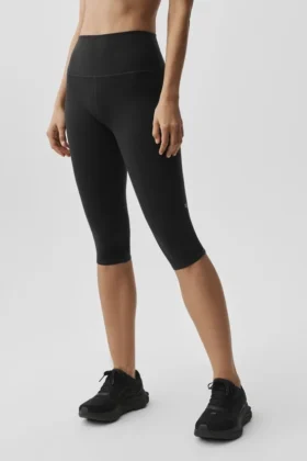 16" Capri-Hose mit High-Waist-Design und Airbrush-Effekt – Schwarz