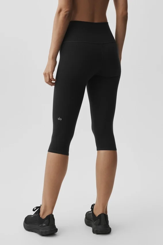 16" Capri-Hose mit High-Waist-Design und Airbrush-Effekt – Schwarz