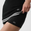 2" Alo Softsculpt Mid-Rise Short – Schwarz