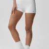 2" Alo Softsculpt Mid-Rise Short – Weiß