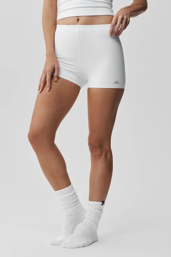 2" Alo Softsculpt Mid-Rise Short – Weiß