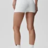 2" Alo Softsculpt Mid-Rise Short – Weiß