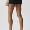 3" Alo Softsculpt Low-Rise Foldover-Shorts – Schwarz