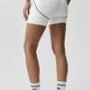 4" High-Waist Airbrush-Shorts „Heart Throb“ – Weiß/Schwarz