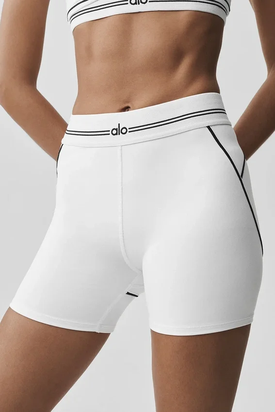 4" High-Waist Airbrush-Shorts „Heart Throb“ – Weiß/Schwarz