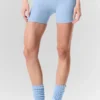 4” High-Waist Alosoft Heart Throb Shorts – Seashell Blue Heather/Weiß
