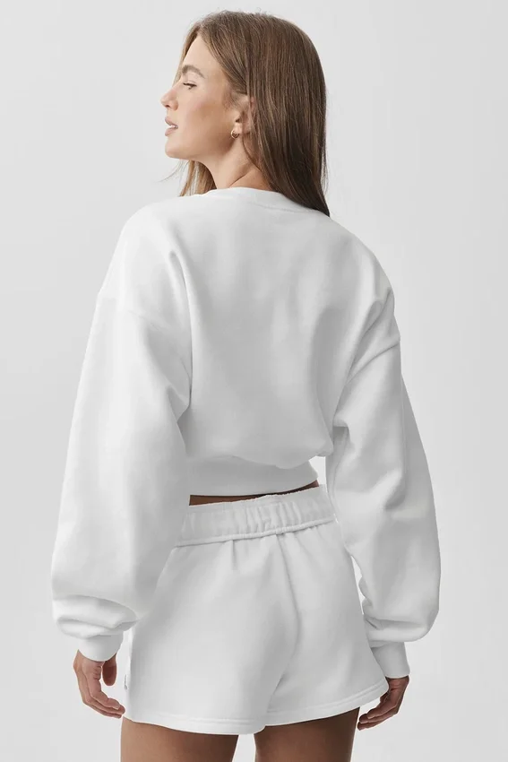 Accolade-Sweatshirt mit Rundhalsausschnitt in verkürzter Passform – Weiß