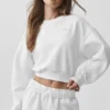 Accolade-Sweatshirt mit Rundhalsausschnitt in verkürzter Passform – Weiß