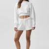 Accolade-Sweatshirt mit Rundhalsausschnitt in verkürzter Passform – Weiß