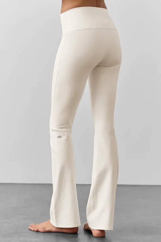 Airbrush-Leggings mit High-Waist-Taille und Bootcut-Schnitt – Elfenbein