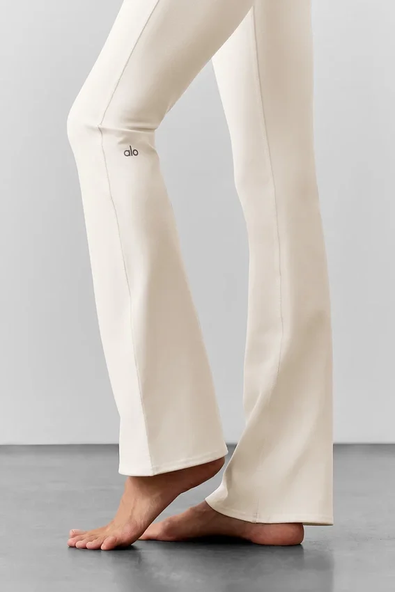 Airbrush-Leggings mit High-Waist-Taille und Bootcut-Schnitt – Elfenbein