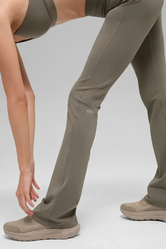 Airbrush Leggings mit hoher Taille und Bootcut-Schnitt – Hellkakao