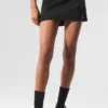 Airbrush-Tennisrock „Good Form“ mit High-Waist-Taille – Schwarz
