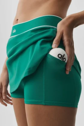 Alo Softsculpt „Amp It Up“ Tennisrock – Emerald Isle