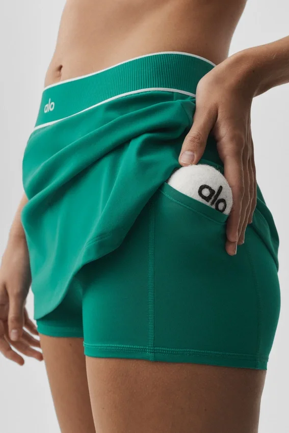 Alo Softsculpt „Amp It Up“ Tennisrock – Emerald Isle