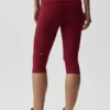 Alo Softsculpt Capri-Hose mit umgeschlagenem Bund und niedriger Leibhöhe – Summer Romance Red