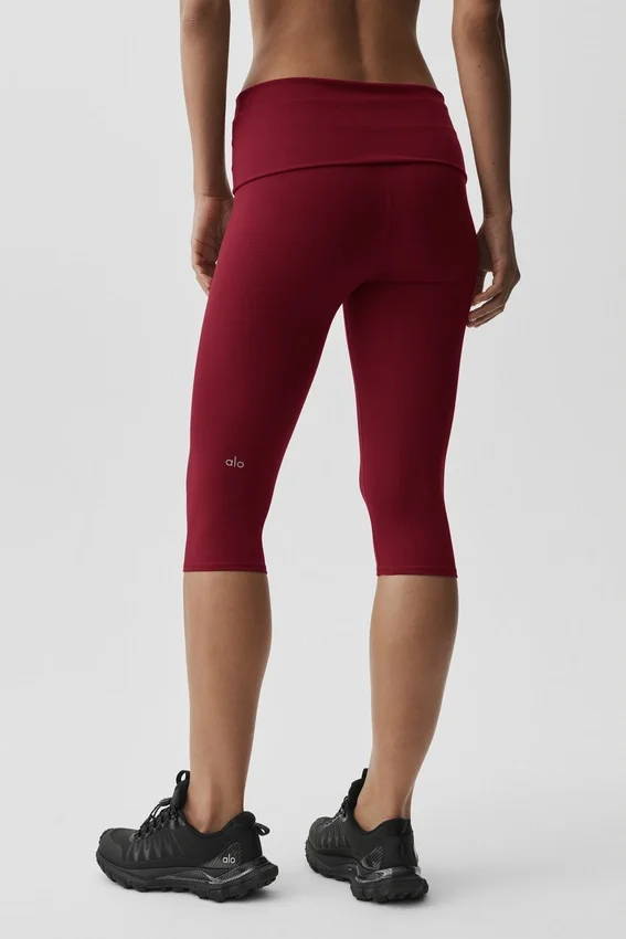 Alo Softsculpt Capri-Hose mit umgeschlagenem Bund und niedriger Leibhöhe – Summer Romance Red
