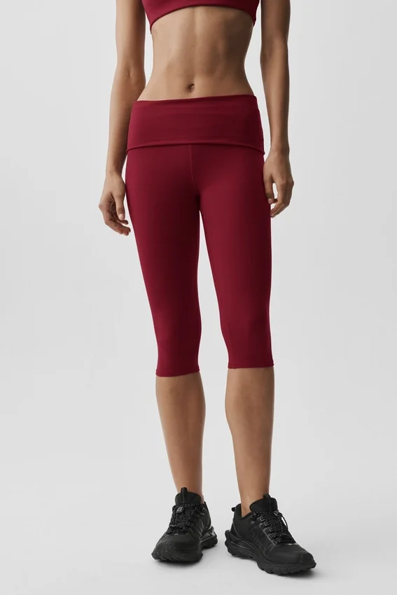 Alo Softsculpt Capri-Hose mit umgeschlagenem Bund und niedriger Leibhöhe – Summer Romance Red