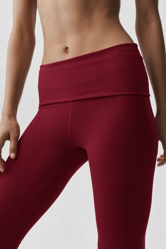 Alo Softsculpt Capri-Hose mit umgeschlagenem Bund und niedriger Leibhöhe – Summer Romance Red