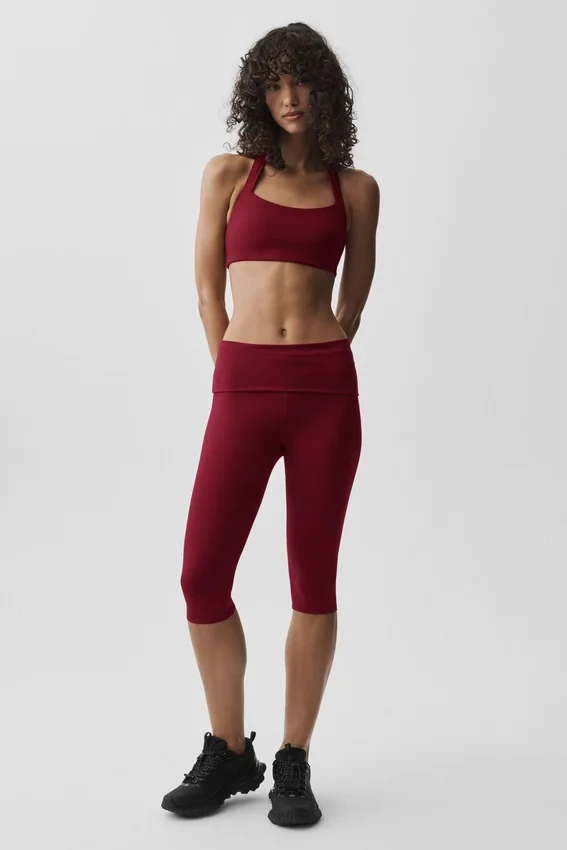 Alo Softsculpt Capri-Hose mit umgeschlagenem Bund und niedriger Leibhöhe – Summer Romance Red