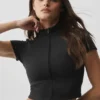 Alo Softsculpt Kurzarmshirt mit durchgehendem Reißverschluss – Schwarz