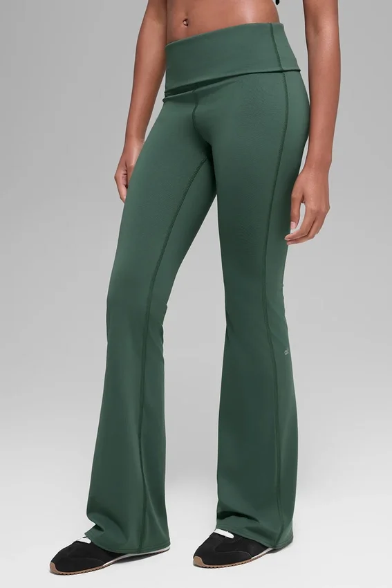 Alo Softsculpt Leggings mit umgeschlagenem Bund und ausgestelltem Bein – Clover Green