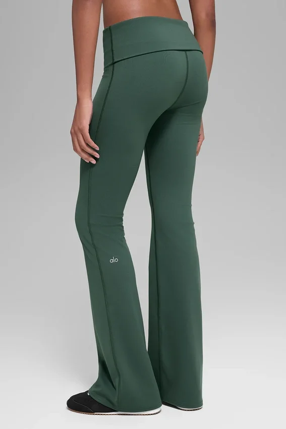 Alo Softsculpt Leggings mit umgeschlagenem Bund und ausgestelltem Bein – Clover Green