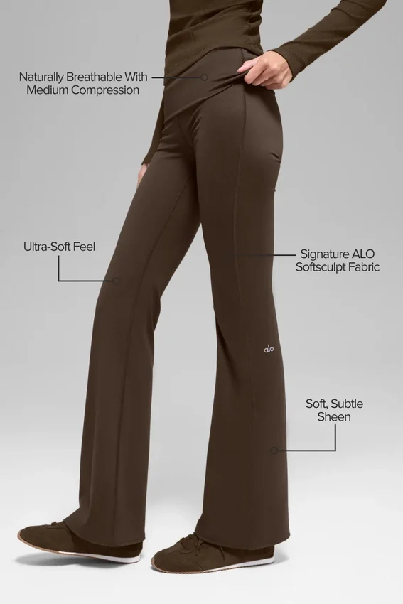 Alo Softsculpt Leggings mit umgeschlagenem Saum und ausgestelltem Bein – Espresso