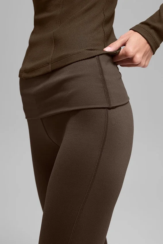 Alo Softsculpt Leggings mit umgeschlagenem Saum und ausgestelltem Bein – Espresso