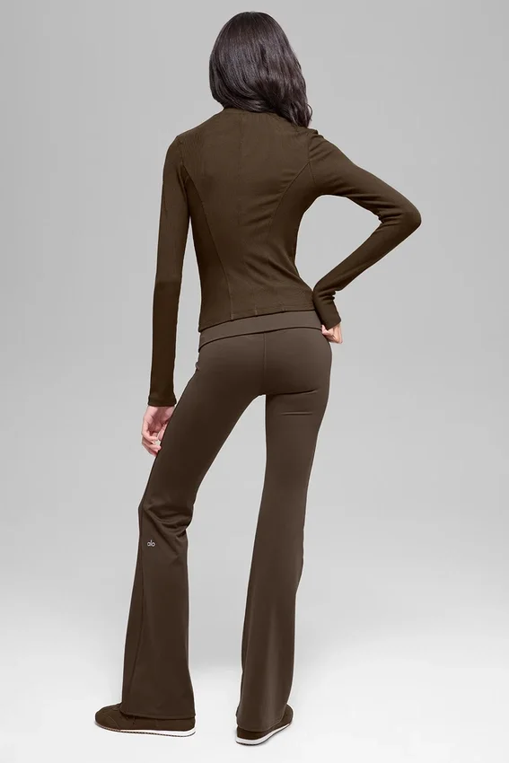 Alo Softsculpt Leggings mit umgeschlagenem Saum und ausgestelltem Bein – Espresso