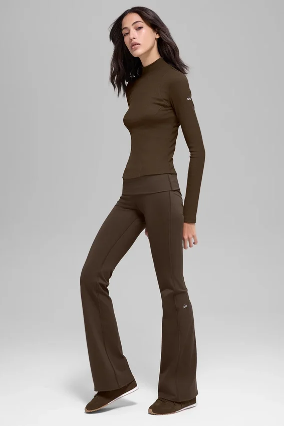 Alo Softsculpt Leggings mit umgeschlagenem Saum und ausgestelltem Bein – Espresso