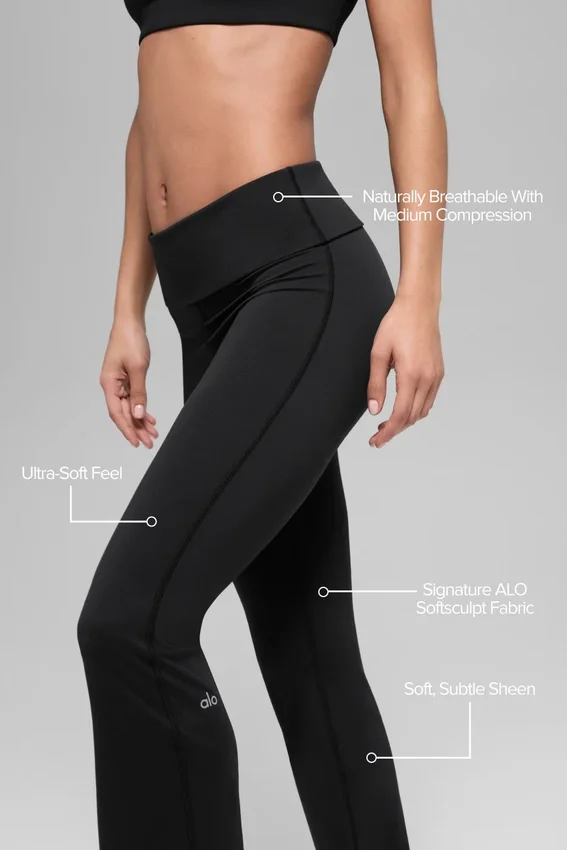 Alo Softsculpt Leggings mit umgeschlagenem Saum und ausgestelltem Bein – Schwarz