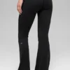 Alo Softsculpt Leggings mit umgeschlagenem Saum und ausgestelltem Bein – Schwarz