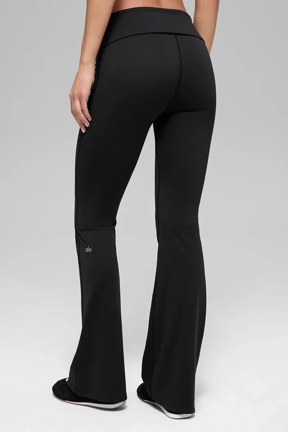 Alo Softsculpt Leggings mit umgeschlagenem Saum und ausgestelltem Bein – Schwarz