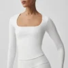 Alo Softsculpt Precision Langarmshirt – Weiß