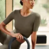 Alo Softsculpt Precision T-Shirt mit halben Ärmeln – Olive Tree