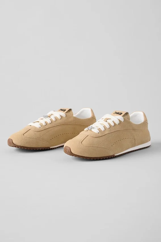 Alo Sunset Sneaker + Jisoo – Caramel Cream