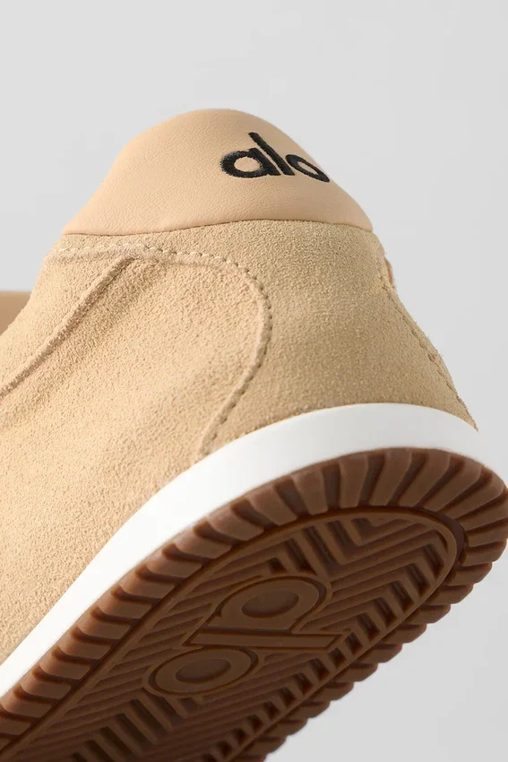 Alo Sunset Sneaker + Jisoo – Caramel Cream