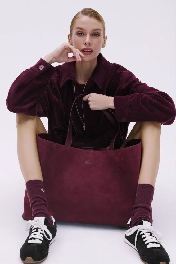 Alo Tranquility Shopper – Bordeauxfarbenes Wildleder