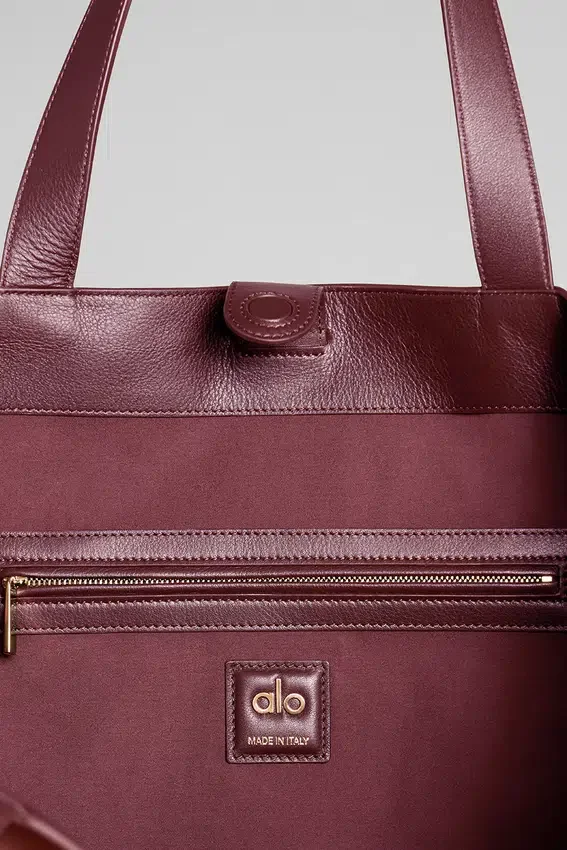Alo Tranquility Shopper – Bordeauxfarbenes Wildleder