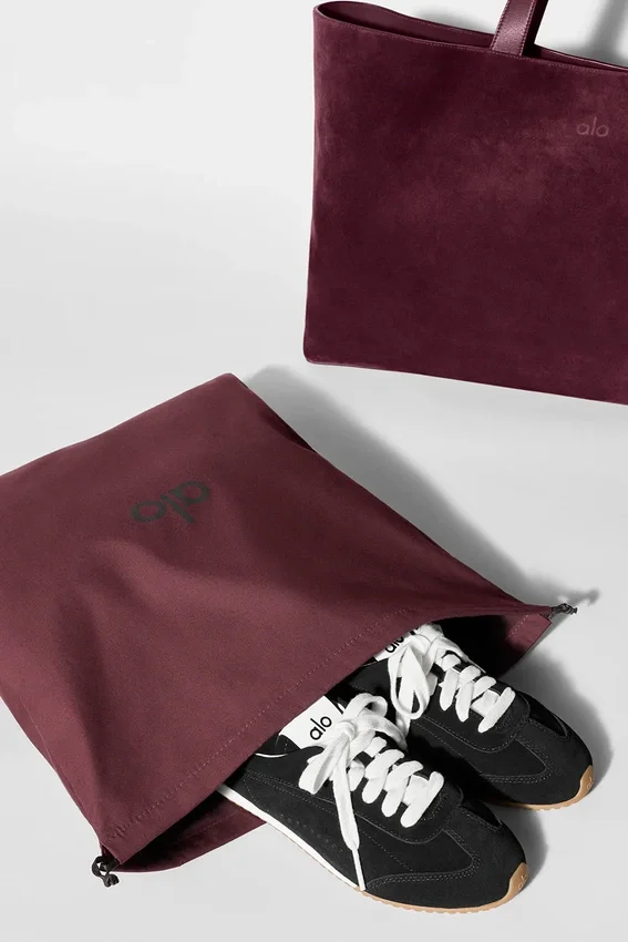 Alo Tranquility Shopper – Bordeauxfarbenes Wildleder