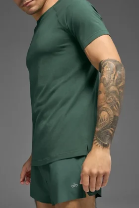 Alo Vapor Rundhals-T-Shirt mit Kurzarmshirts – Clover Green