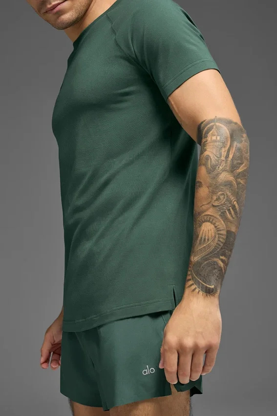 Alo Vapor Rundhals-T-Shirt mit Kurzarmshirts – Clover Green