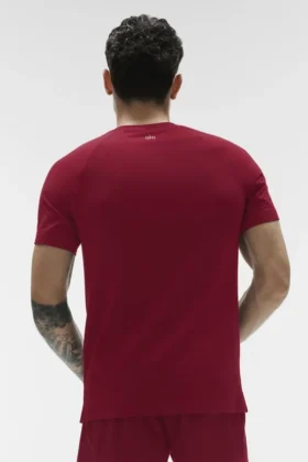 Alo Vapor Rundhals-T-Shirt mit Kurzarmshirts – Garnet