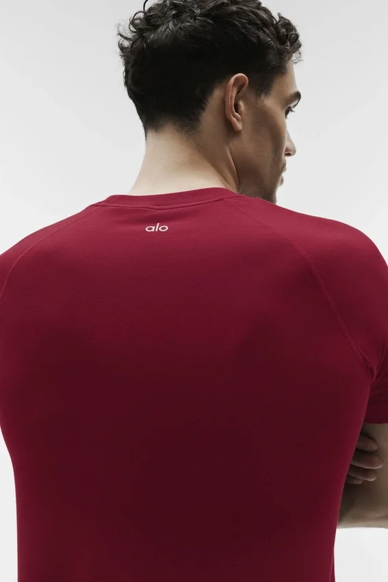 Alo Vapor Rundhals-T-Shirt mit Kurzarmshirts – Garnet