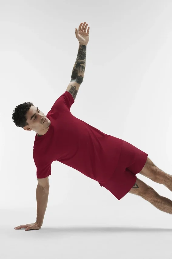 Alo Vapor Rundhals-T-Shirt mit Kurzarmshirts – Garnet