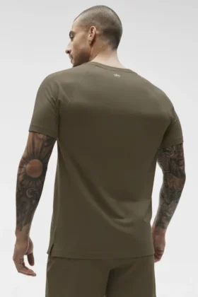 Alo Vapor Rundhals-T-Shirt mit Kurzarmshirts – Olive Tree