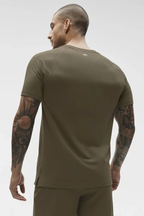 Alo Vapor Rundhals-T-Shirt mit Kurzarmshirts – Olive Tree