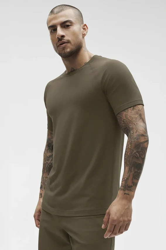 Alo Vapor Rundhals-T-Shirt mit Kurzarmshirts – Olive Tree