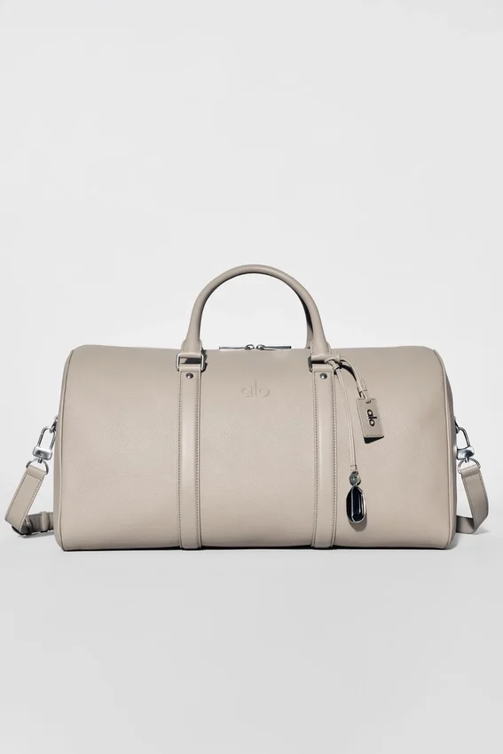 Alo Voyage Reisetasche – Leder in der Farbe „Gravel“